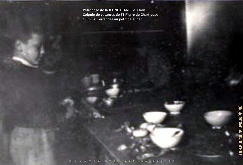 COLO JEUNE FRANCE 1953 Fr. Ferrandez au petit dejeuner.jpg